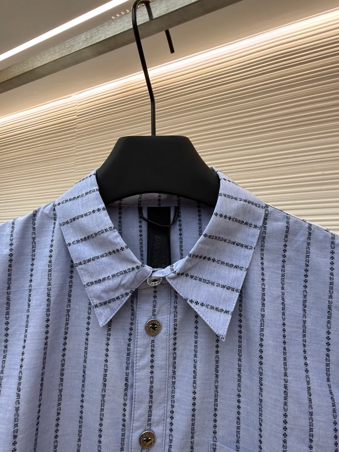 Chrome Hearts Sanskrit all-over yarn-dyed shirt ●Item number: 1681017-B60 ●Fabric: shirt fabric ●Technology: printing production ●Version: loose fit ●Weight: about 245 grams ●Size: S-M-L ●Description: The custom-dyed knitting yarn is made of 100-count double-ply yarn. (Minimum quantity of 1000 meters) is made on a large-scale yarn-dyed jacquard machine. It is paired with professional shirt ironing and sleeve ironing. Customized mold opening 14mm glazed black and silver buttons. Customized black and white printed small label. Customized 2.2×12cm black label. 0.3cm leather hanging ears. Customized accessories. The workmanship details are very good. The overall wiring is straight and delicate, the fabric is comfortable and soft, and the color is consistent without color difference. It can be matched with the same style to create a fashionable look and control various occasions. Customized accessories, complete with three standards, same style for men and women!